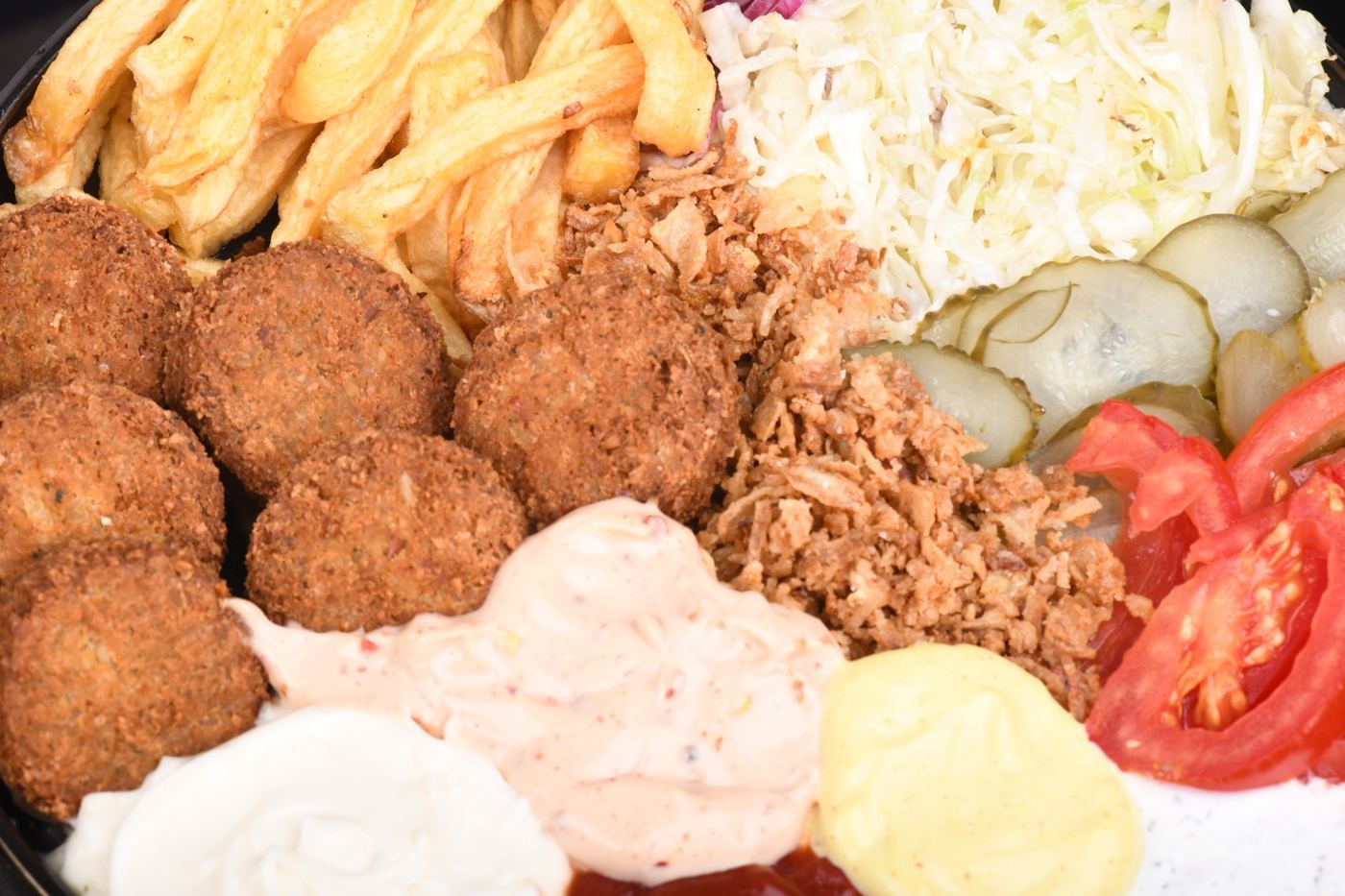 Falafel cu cartofi și salată